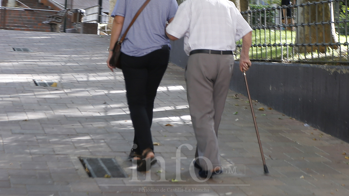 Foto de archivo de personas andando