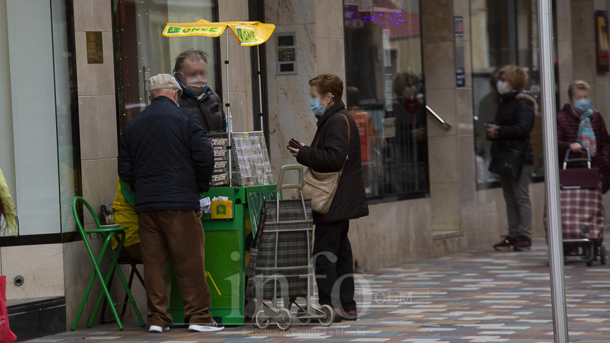 Foto archivo gente comprando un cupón de la ONCE