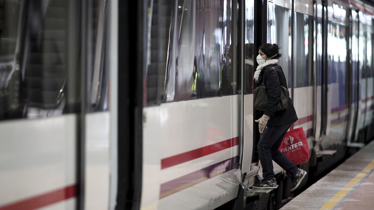 Foto archivo en transporte público / Europa Press