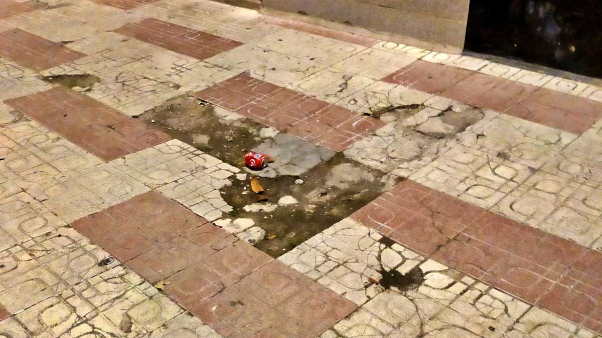 Los desperfectos en el pavimento y el mobiliario urbano se acumulan en el barrio de San Fernando de Cuenca