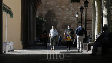 Gente por la calle con mascarilla