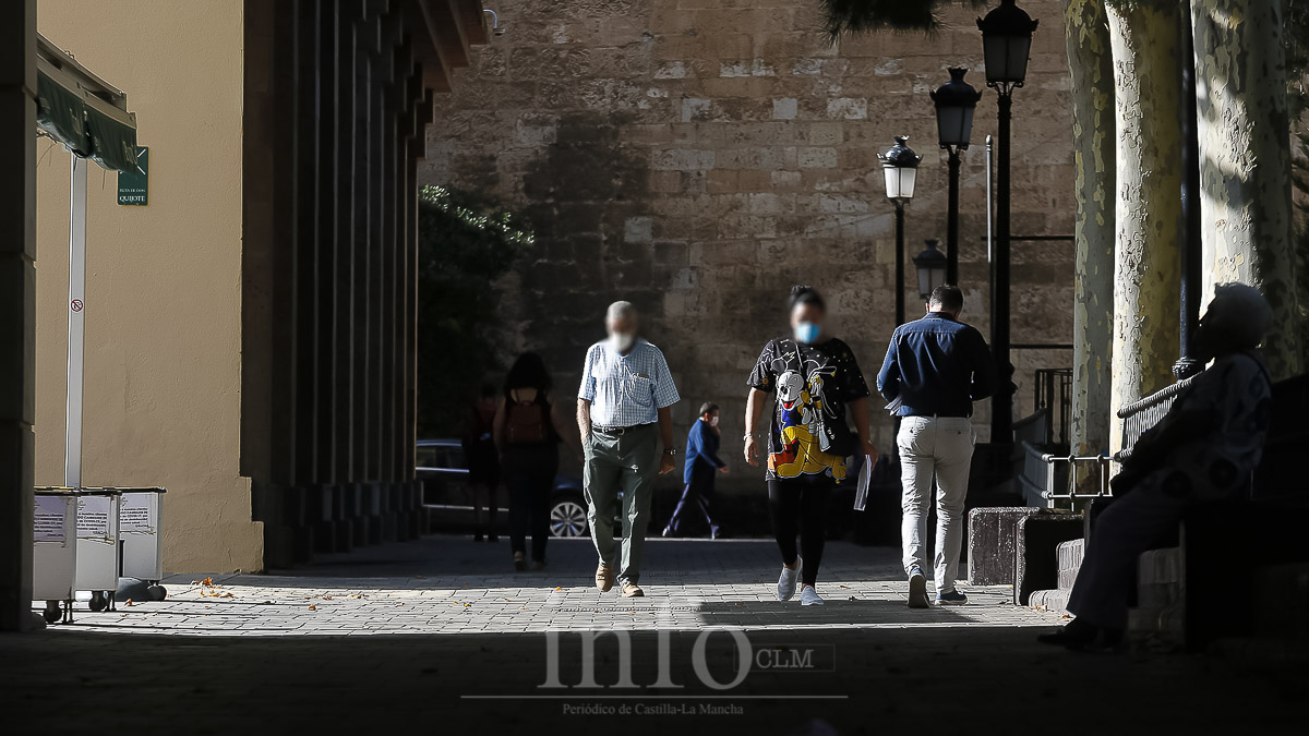 Gente por la calle con mascarilla