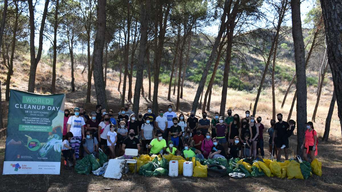Los talaveranos recogen más de 100 bolsas de residuos en el entorno del Parque de los Pinos