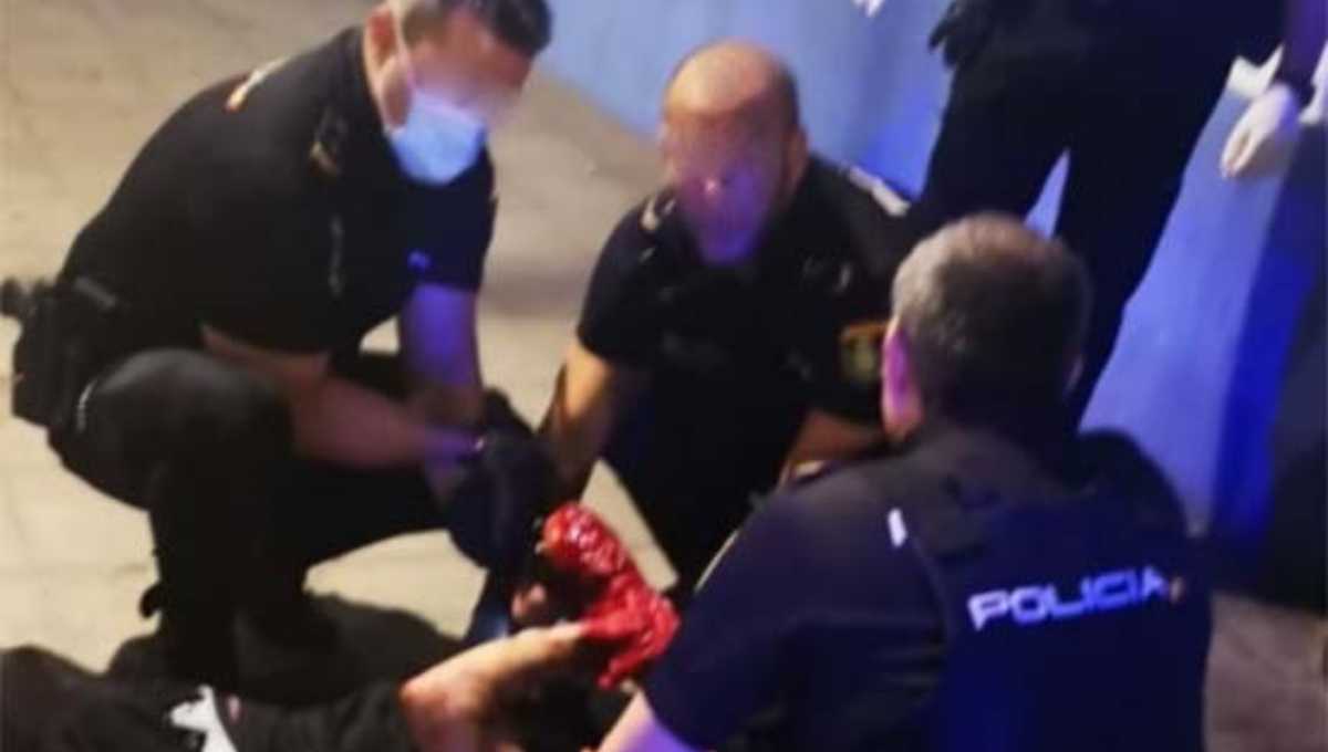 Agentes de la Policía Nacional de Ciudad Real auxilian a un hombre que se estaba desangrando en plena calle