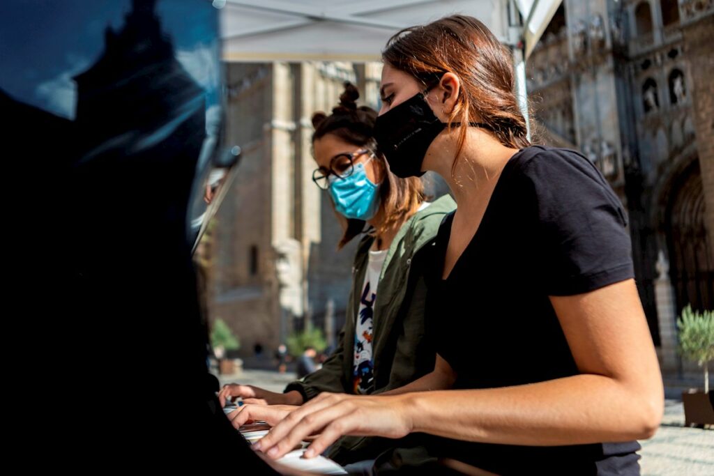 Música de cinco pianos de cola, en las plazas del Casco Histórico de Toledo