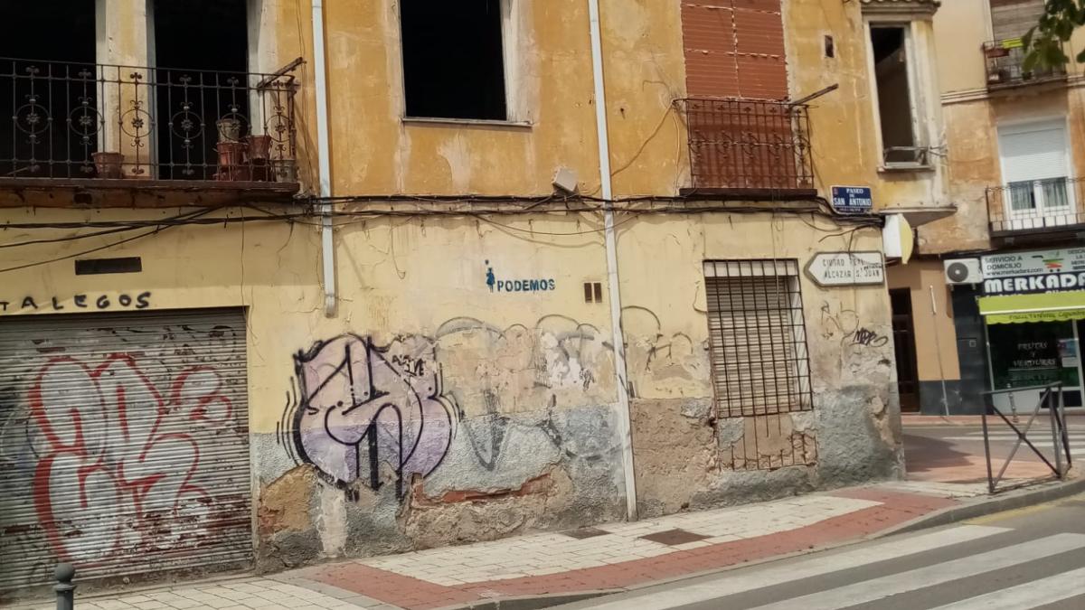 Baldosas levantadas, escaleras que se deshacen y otros que sufre el barrio de Casablanca de Cuenca - infoCLM