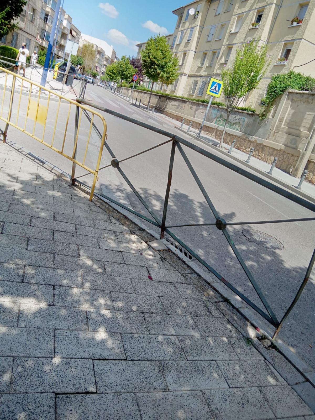 Baldosas levantadas, escaleras que se deshacen y otros que sufre el barrio de Casablanca de Cuenca - infoCLM