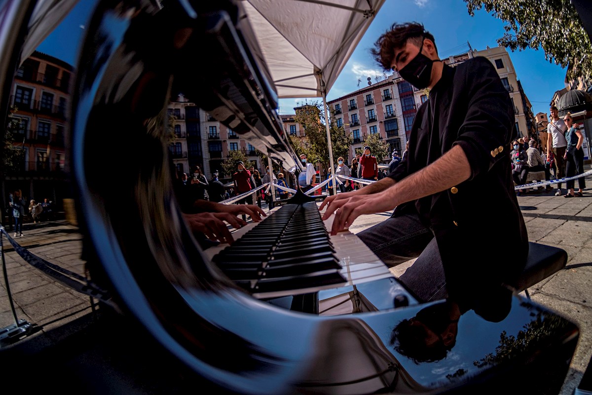 Música de cinco pianos de cola, en las plazas del Casco Histórico de Toledo