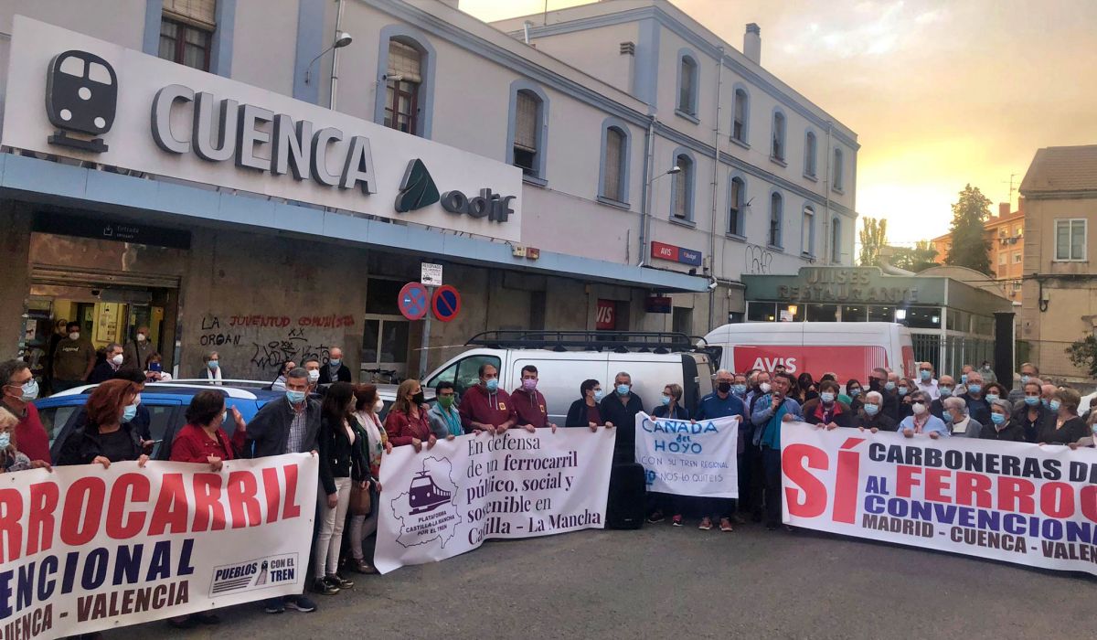 Vecinos de varios pueblos de Cuenca se suman a la concentración para pedir un tren regional sostenible y con mejores servicios