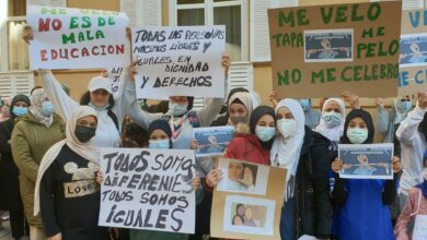 Unas 100 personas protestan a la puerta de Liceo Caracense de Guadalajara tras negar el uso del velo a una alumna