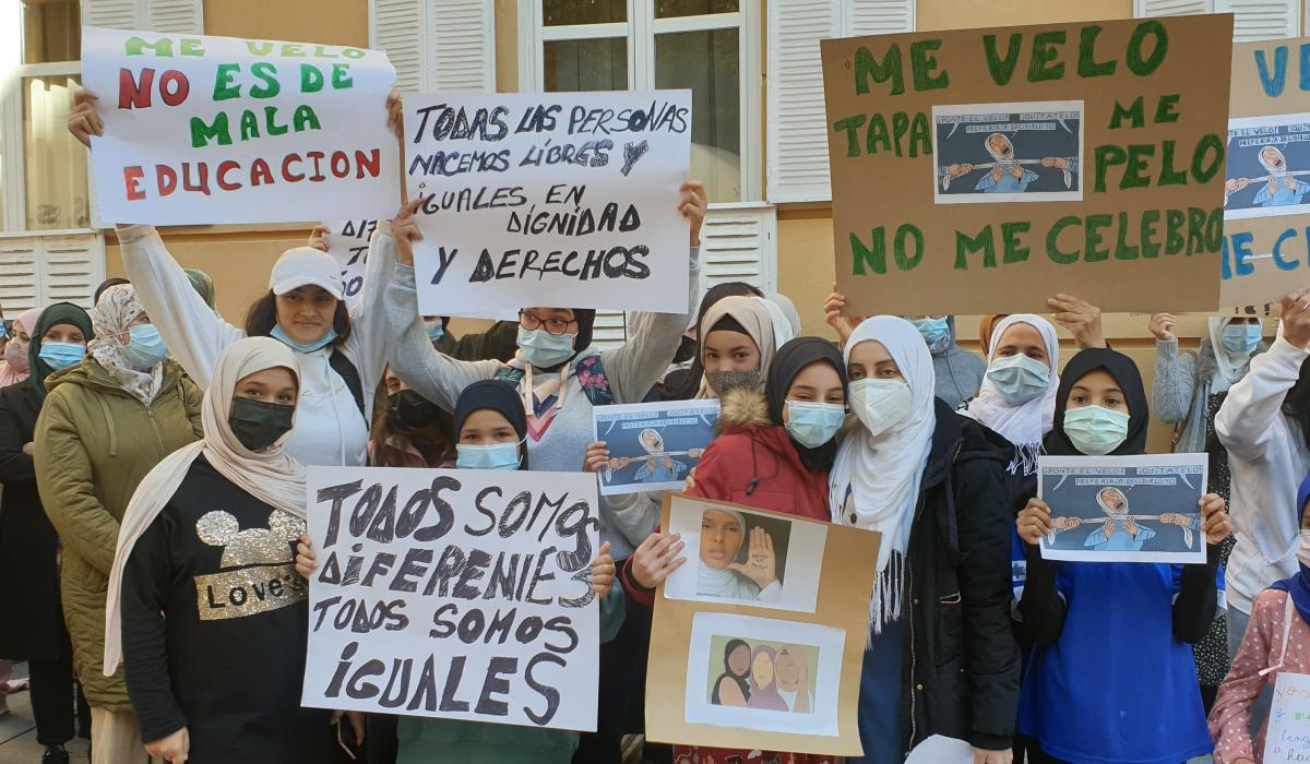 Unas 100 personas protestan a la puerta de Liceo Caracense de Guadalajara tras negar el uso del velo a una alumna
