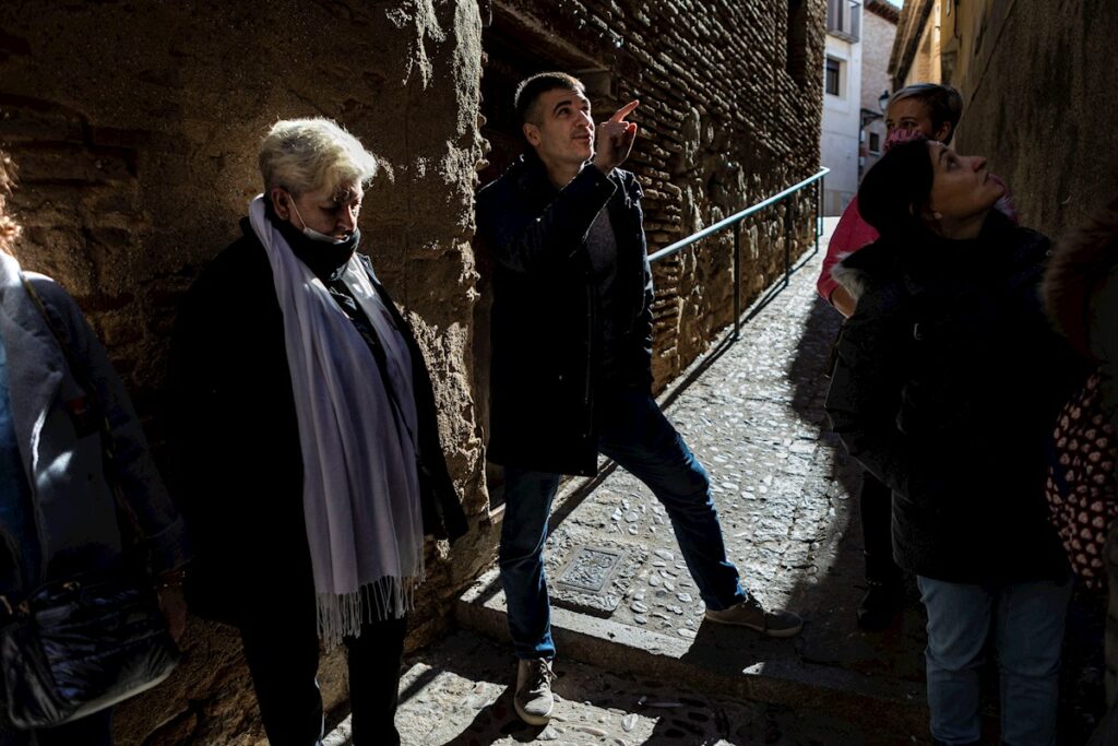 El escritor Eloy Moreno hace una ruta por Toledo con sus lectores desde 2013