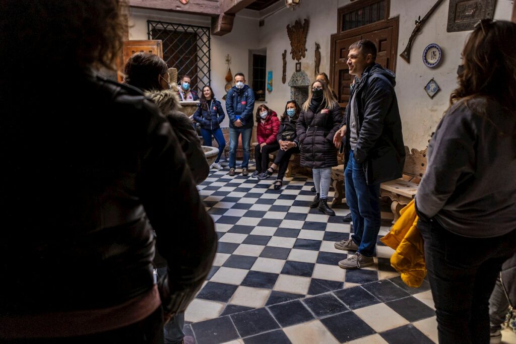 El escritor Eloy Moreno hace una ruta por Toledo con sus lectores desde 2013