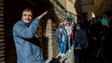 El escritor Eloy Moreno hace una ruta por Toledo con sus lectores desde 2013