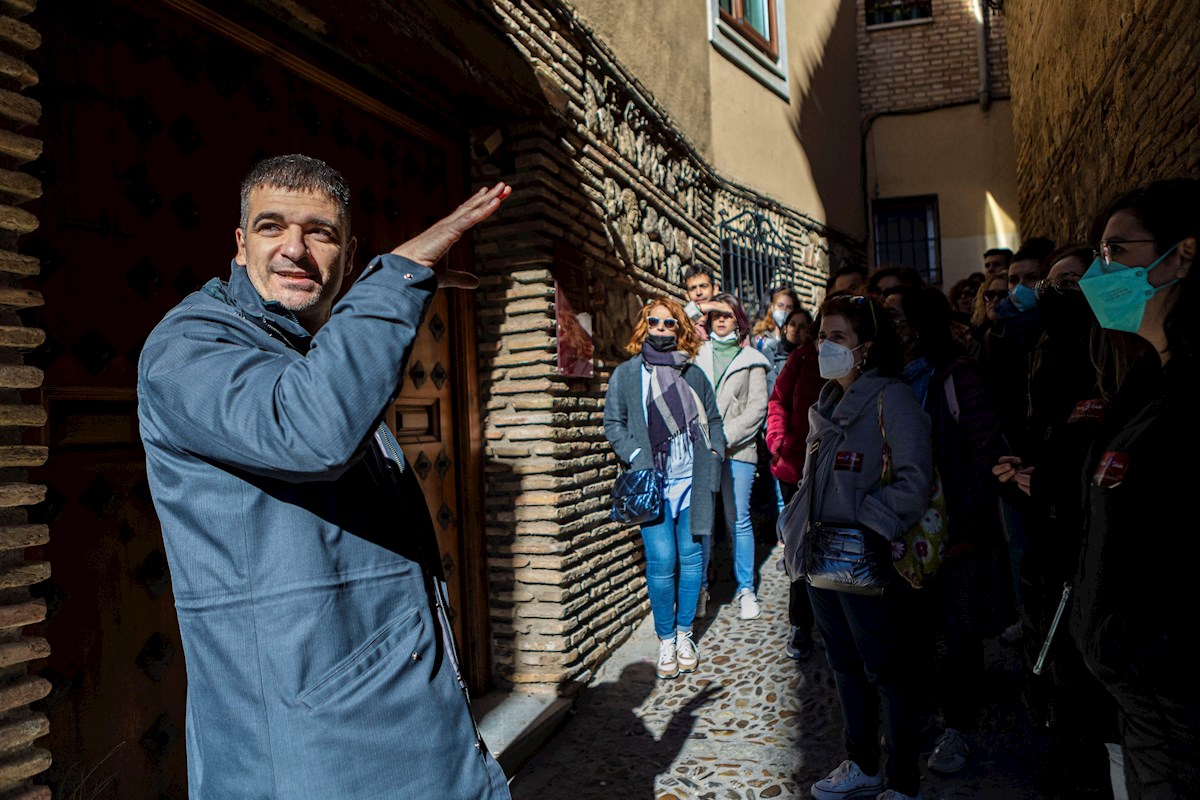 El escritor Eloy Moreno hace una ruta por Toledo con sus lectores desde 2013