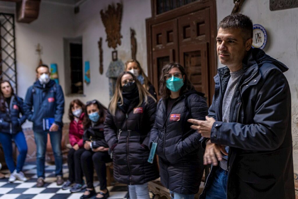 El escritor Eloy Moreno hace una ruta por Toledo con sus lectores desde 2013