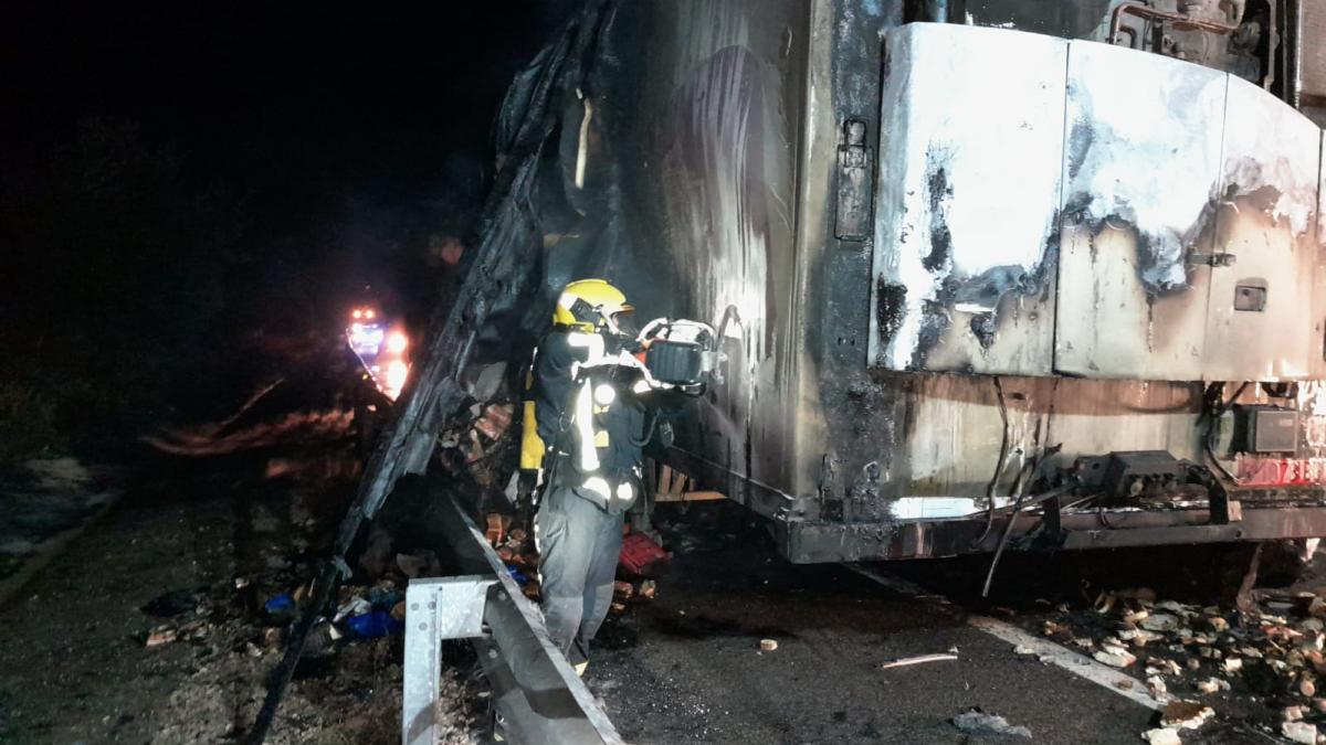 Cortado un carril de la A-3 en Cervera del Llano (Cuenca) por el incendio de un camión con aceite vegetal