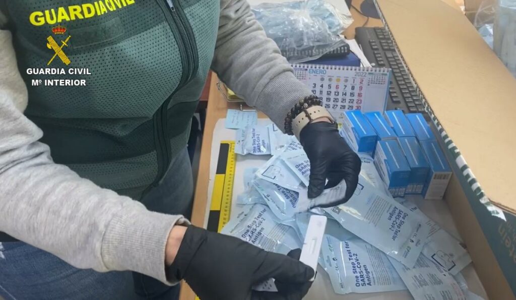 La Guardia Civil interviene casi 500 test de antígenos que se vendían irregularmente en dos ferreterías de Esquivias y Pantoja