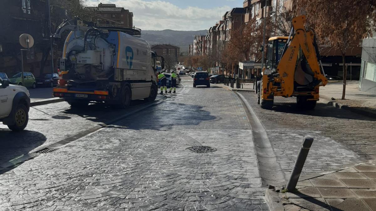 La vía de servicio de Buenavista recupera su estado habitual tras la reposición del firme hundido por la avería del colector / Ayuntamiento Toledo