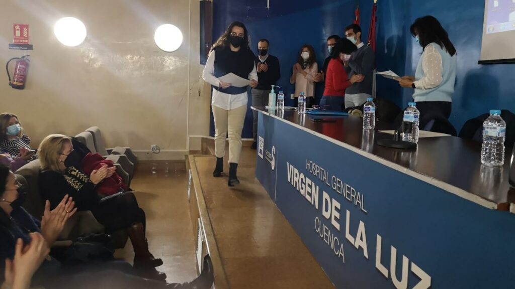 Entrega de diplomas a estos estudiantes en Cuenca
