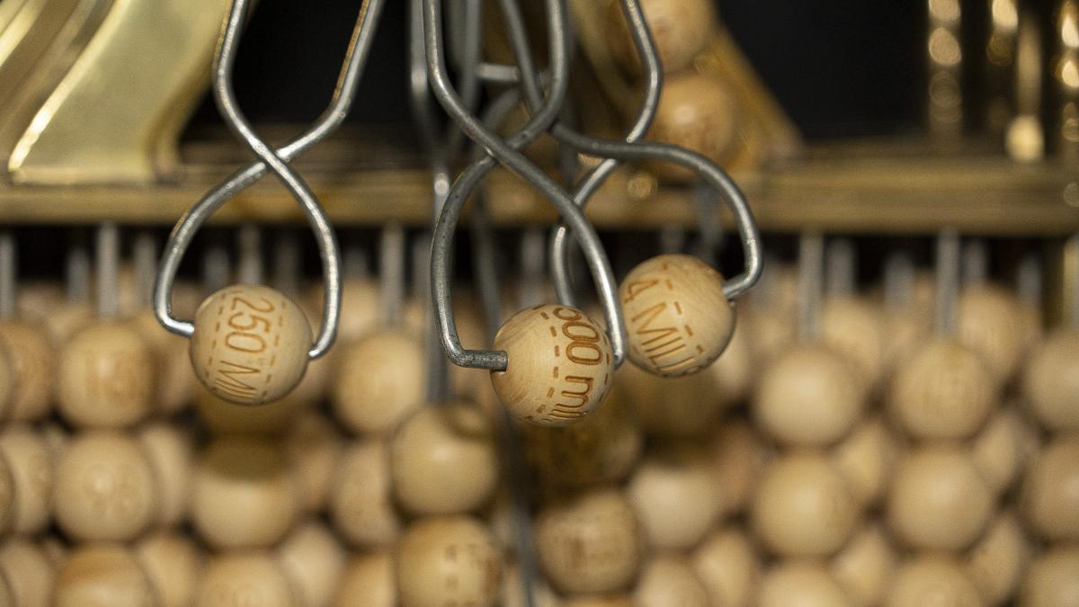 Bolas con premios del Sorteo de Navidad de Lotería Nacional. LOTERÍAS