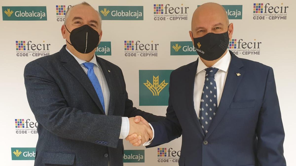 Esta nueva colaboración, sellada por el director territorial de Globalcaja en Ciudad Real, Miguel Ángel León, y Carlos Ramón Marín, presidente de FECIR CEOE-CEPYME / Globalcaja