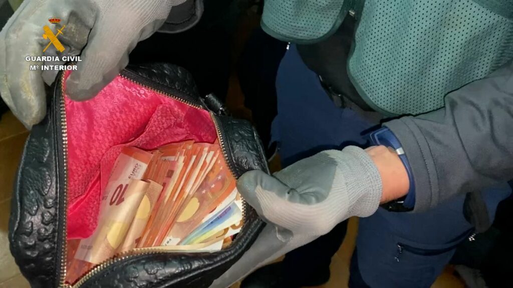 La Guardia Civil desmantela dos plantaciones de marihuana en viviendas de ToledoLa Guardia Civil desmantela dos plantaciones de marihuana en viviendas de Toledo