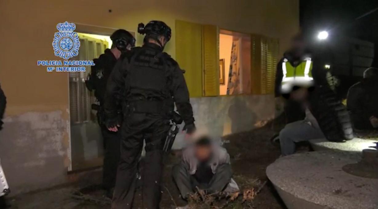 El laboratorio desmantelado fue asaltado por parte del Grupo Especial de Operaciones (GEO) y contaba con capacidad para producir unos 150 kilogramos de cocaína al mes