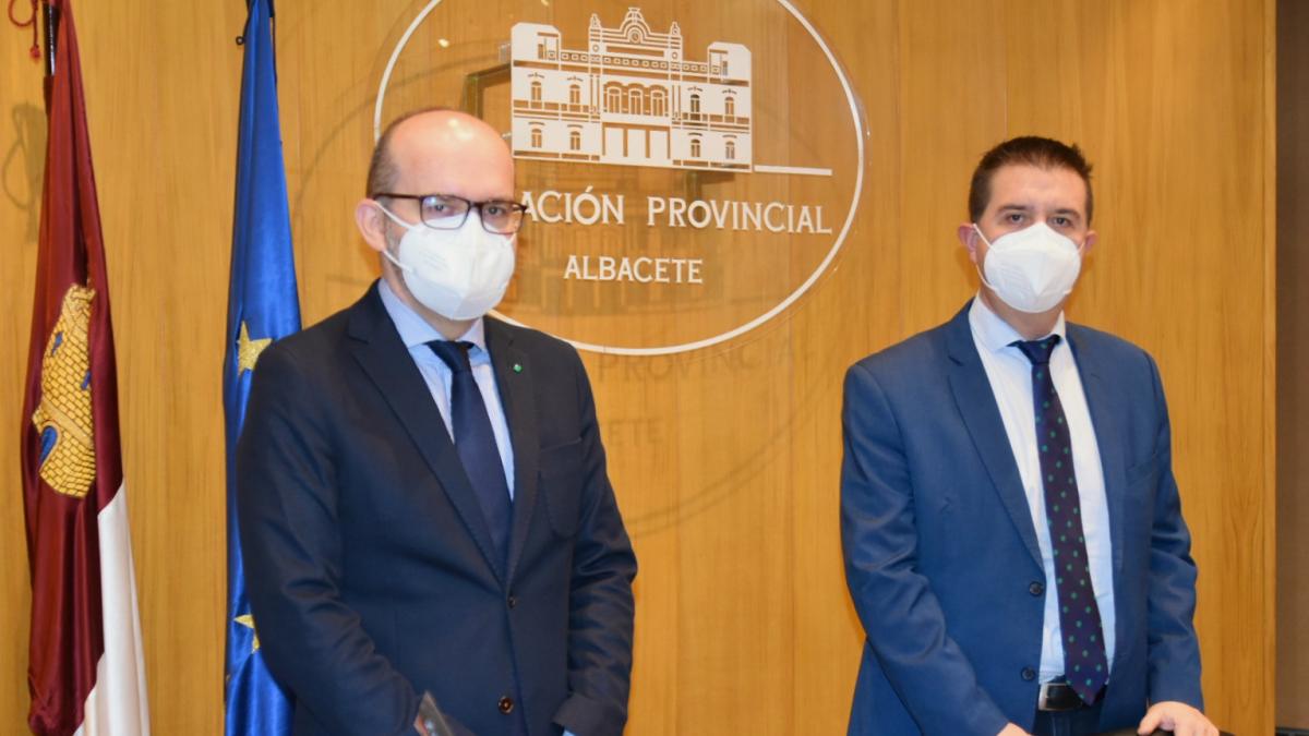 El presidente de la Diputación de Albacete, Santi Cabañero, acompañado del diputado responsable del área de Sanidad, Francisco García Alcaraz / Diputación de Albacete