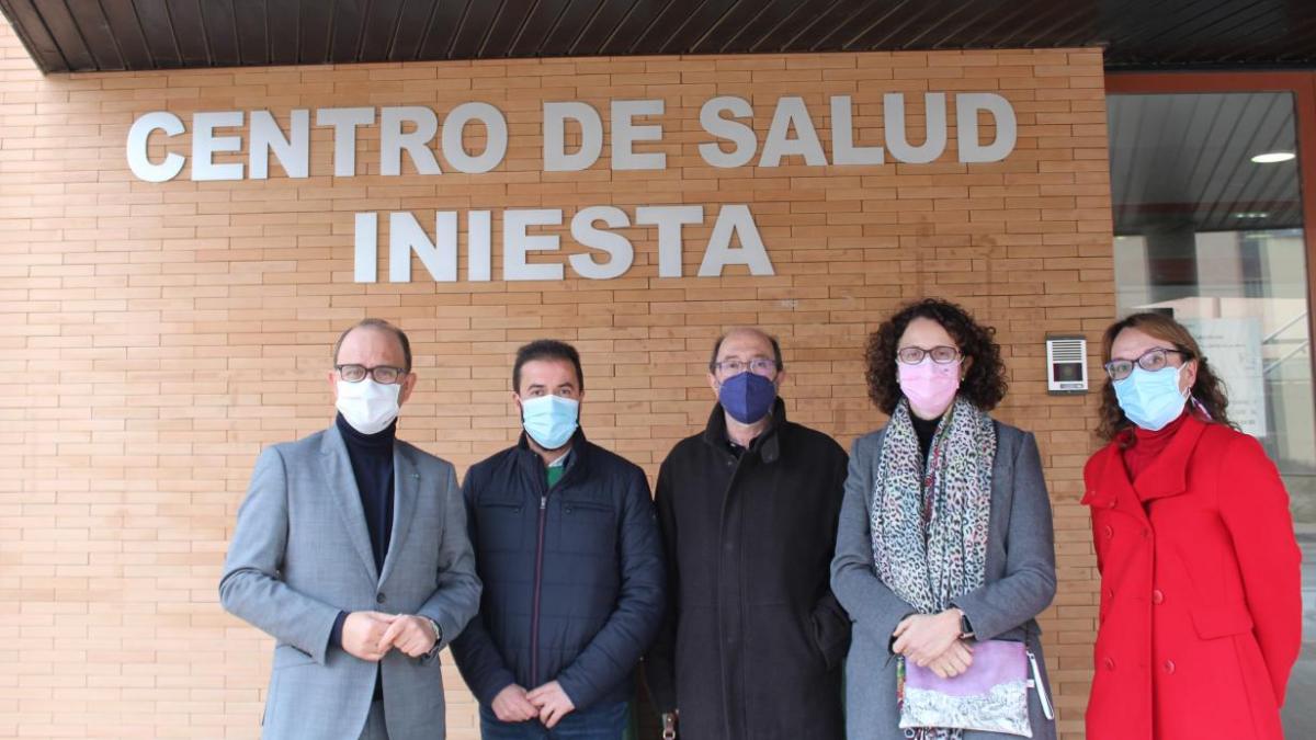 El director general de Asistencia Sanitaria del SESCAM, José Antonio Ballesteros, ha visitado recientemente el Centro de Salud de Iniesta que, desde el mes de noviembre, ha incorporado un médico más / JCCM