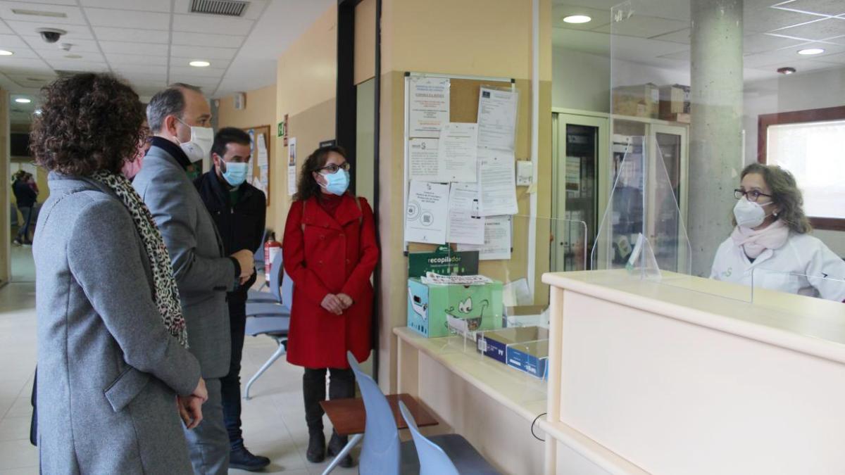 El director general de Asistencia Sanitaria del SESCAM, José Antonio Ballesteros, ha visitado recientemente el Centro de Salud de Iniesta que, desde el mes de noviembre, ha incorporado un médico más / JCCM