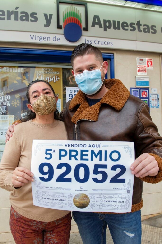 El primer quinto premio del Sorteo Extraordinario de Navidad de este martes, que ha recaído en el número 92052, se ha vendido en la administración Virgen de las Cruces de Daimiel (Ciudad Real)