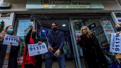 Trabajadores de la administración de lotería Doña Lola en Toledo celebran la venta del número 91179 agraciado con el cuarto premio de la lotería de navidad /Efe