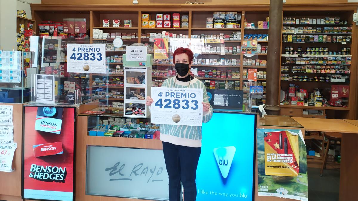 En Villarrobledo, Natividad Solana, responsable del punto de venta donde se ha dado parte de este cuarto / Loterías 