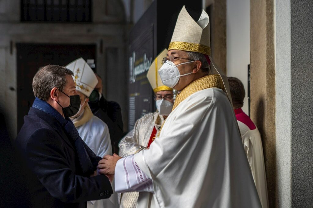 El presidente de Castilla-La Mancha, Emiliano García Page (i), saluda al recién nombrado obispo auxiliar de Toledo, César García, tras su ordenación episcopal este sábado en la catedral primada de Toledo.