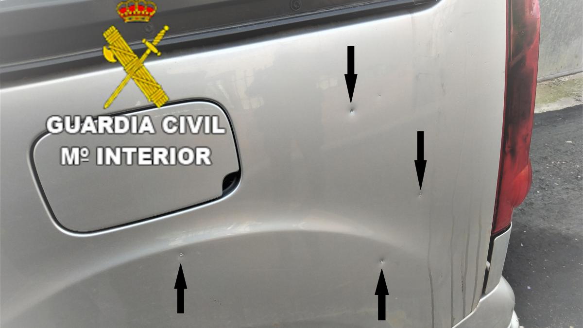 Los agentes determinaron que la presunta autoría de estos hechos correspondía a un vecino del municipio que habría causado daños en al menos cinco vehículos y una vivienda mediante numerosos disparos de perdigones