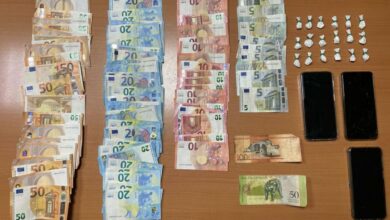 Han sido intervenidas 18 dosis de cocaína, 2.000 euros en efectivo y tres teléfonos móviles que portaba en el momento de su identificación / Foto: Guardia Civil