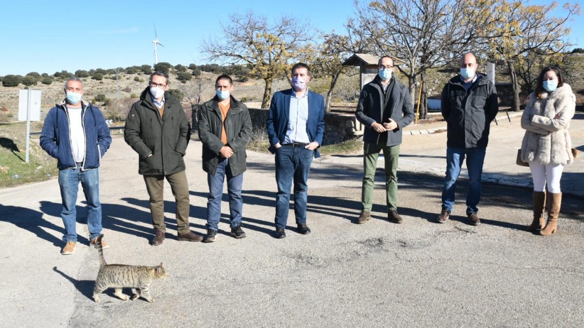 El presidente de la Diputación, Santi Cabañero, y el vicepresidente responsable de Obras en la institución, Fran Valera, han visitado junto a los alcaldes de ambas localidades (Pedro Iniesta y Pedro Rodríguez Córcoles, respectivamente), el tramo de casi 13 km de esta vía cuya mejora arrancará en estos primeros meses del año / DIPUTACIÓN ALBACETE