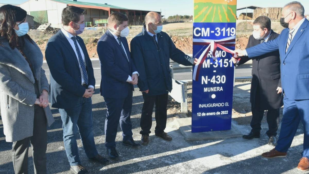 El presidente de la Diputación ha asistido, junto al máximo responsable autonómico, Emiliano García-Page, a la inauguración de la fase 2 de las obras de acondicionamiento de la CM-3119 entre Villarrobledo y Munera / Diputación de Albacete