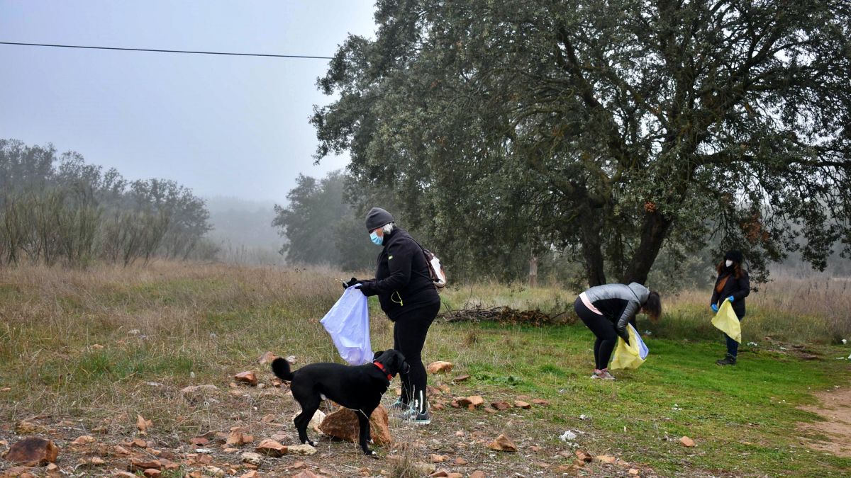 Limpieza de basuraleza en el Parque Forestal de la Atalaya de Ciudad Real