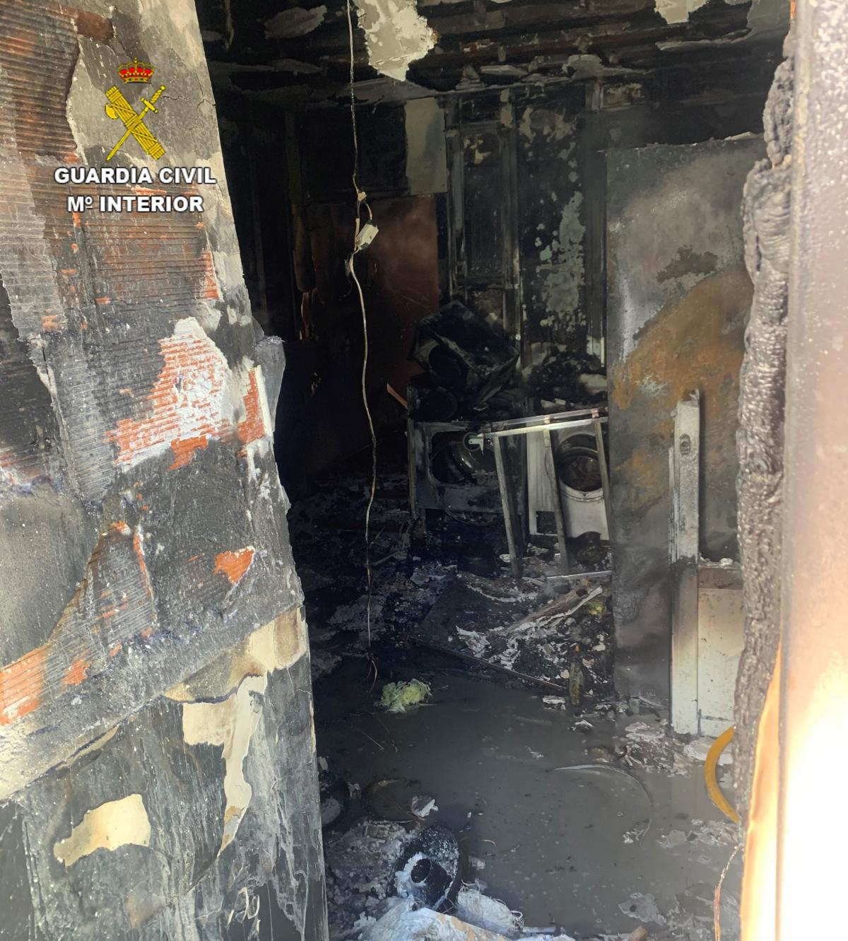 La Guardia Civil rescata a dos personas nonagenarias tras el incendio de su vivienda / GC