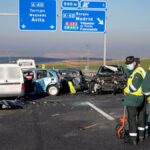 Agentes de la Guardia Civil examinan el lugar del accidente múltiple que se ha producido a la altura del término municipal de Bargas, en Toledo, en el que ha fallecido una persona y otras tres han resultado heridas / EFE