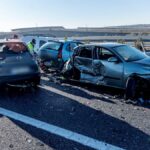 Estado en el que han quedado los 4 vehículos implicados en un accidente múltiple a la altura del término municipal de Bargas, en Toledo, en el que ha fallecido una persona y otras tres han resultado heridas / EFE