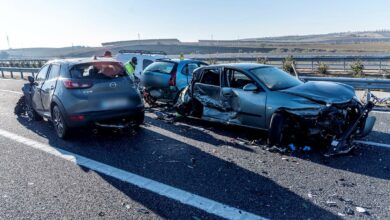 Estado en el que han quedado los 4 vehículos implicados en un accidente múltiple a la altura del término municipal de Bargas, en Toledo, en el que ha fallecido una persona y otras tres han resultado heridas / EFE
