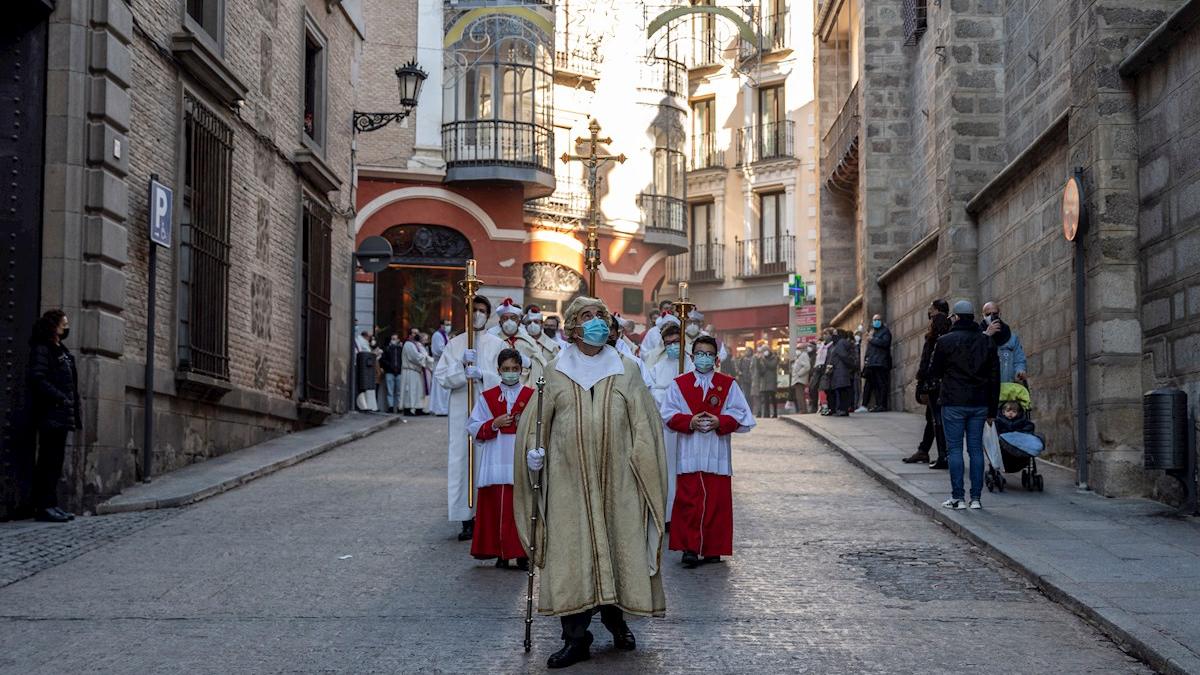 El cardenal emérito de Toledo Francisco Álvarez Martínez recibe sepultura este viernes en la Catedral Primada de Toledo, delante de la capilla de la Descensión de la Virgen. Álvarez Martínez, arzobispo de Toledo entre 1995 y 2002, falleció a los 96 años de edad / EFE