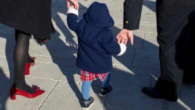 Una familia de Ciudad Real ha querido agradecer públicamente a la Policía Nacional la ayuda que varios agentes les prestaron a su bebé / EFE