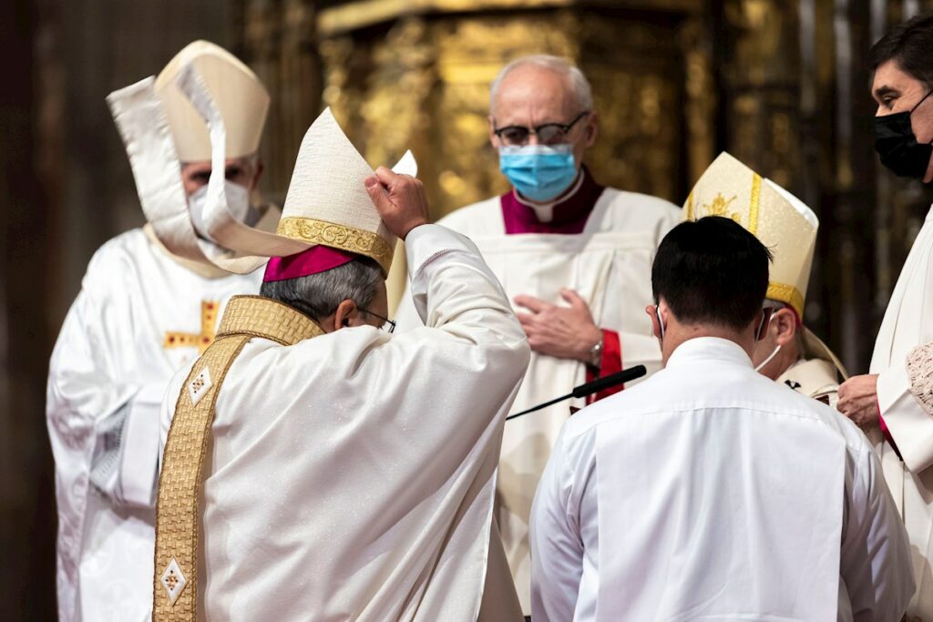Ordenación episcopal del obispo auxiliar de Toledo, César García (i), este sábado en la catedral primada de Toledo.
