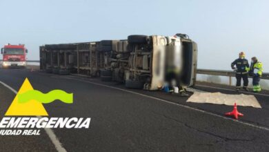Camión volcado en Puertollano / Foto: EMERGENCIA 1006