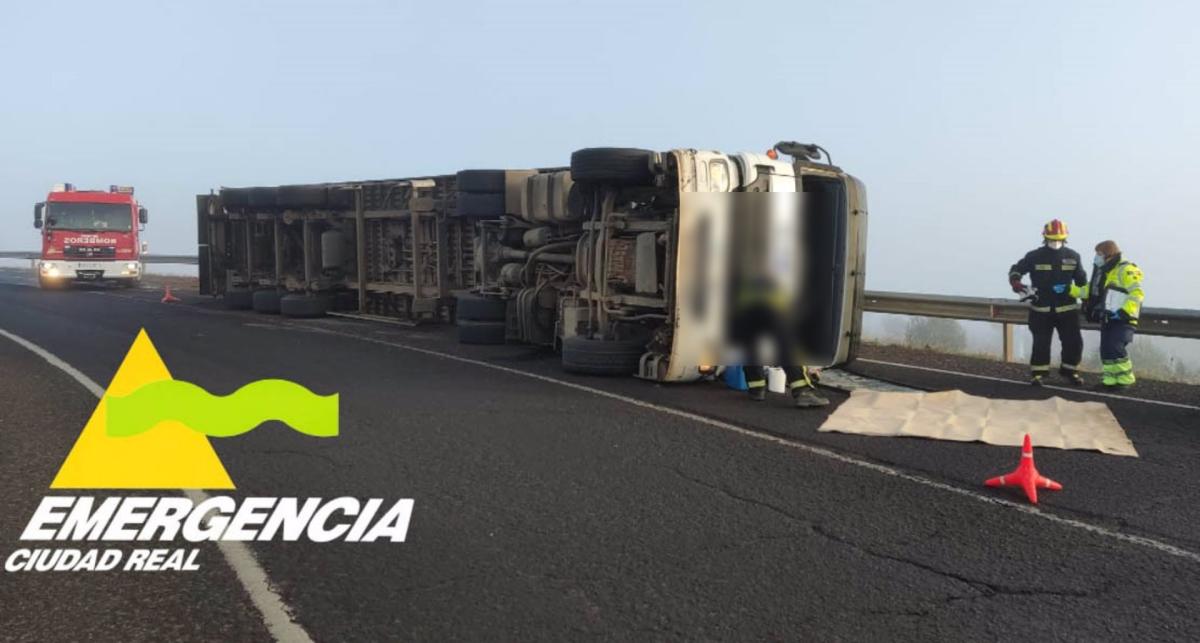 Camión volcado en Puertollano / Foto: EMERGENCIA 1006