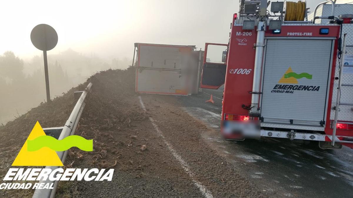 Camión volcado Puertollano / Foto: Emergencia 1006